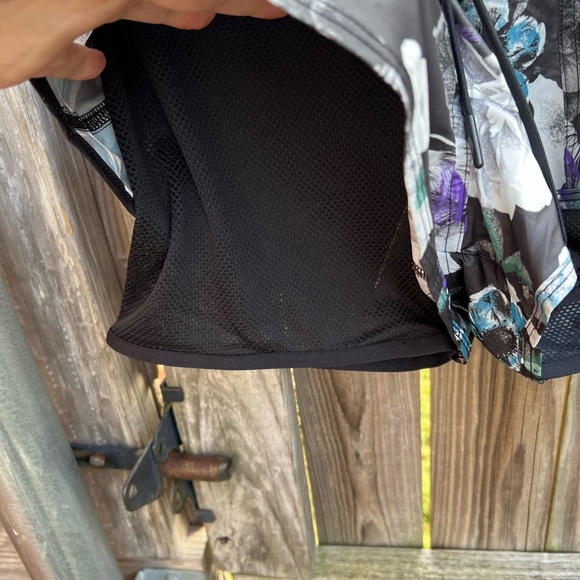 Stella McCartney Adidas Black blossom Women's 2 n 1 running shorts - Picture 10 of 15